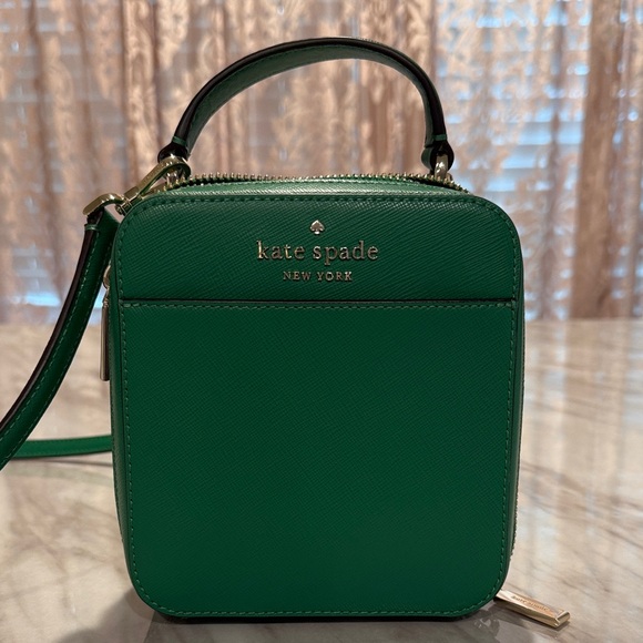kate spade Handbags - Kate Spade Vibrant Green Crossbody Bag